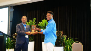 Dr Puthiyaparambil Josekutty presents Bongani Ndawana with his award