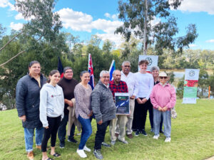 Presentation of the Green Space Award to the family members of the Wakka Wakka people (Image: Alan Burnell)