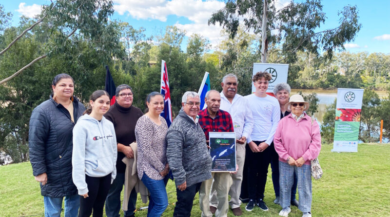Presentation of the Green Space Award to the family members of the Wakka Wakka people (Image: Alan Burnell)