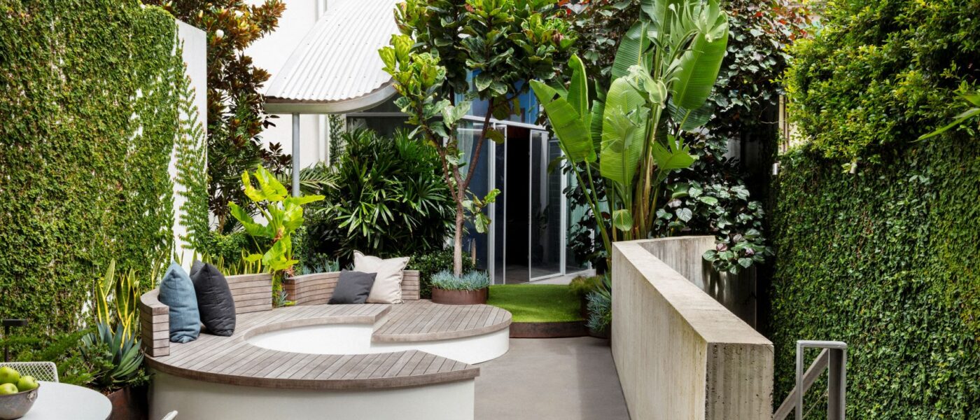A relaxed look with natural elements and bold leafy foliage (Image:Jason Busch/Landart)