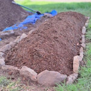 A finished bed ready for planting (Image: https://dirtyhandswarmheart.com/hugelkultur-a-beginners-guide/)