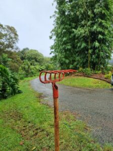 The garden claw is a very useful tool to level ground and spread manure (Image: Patrick Regnault)