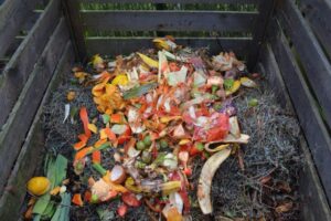 Backyard compost bin (Image: Ben Kerckx, Pixabay)