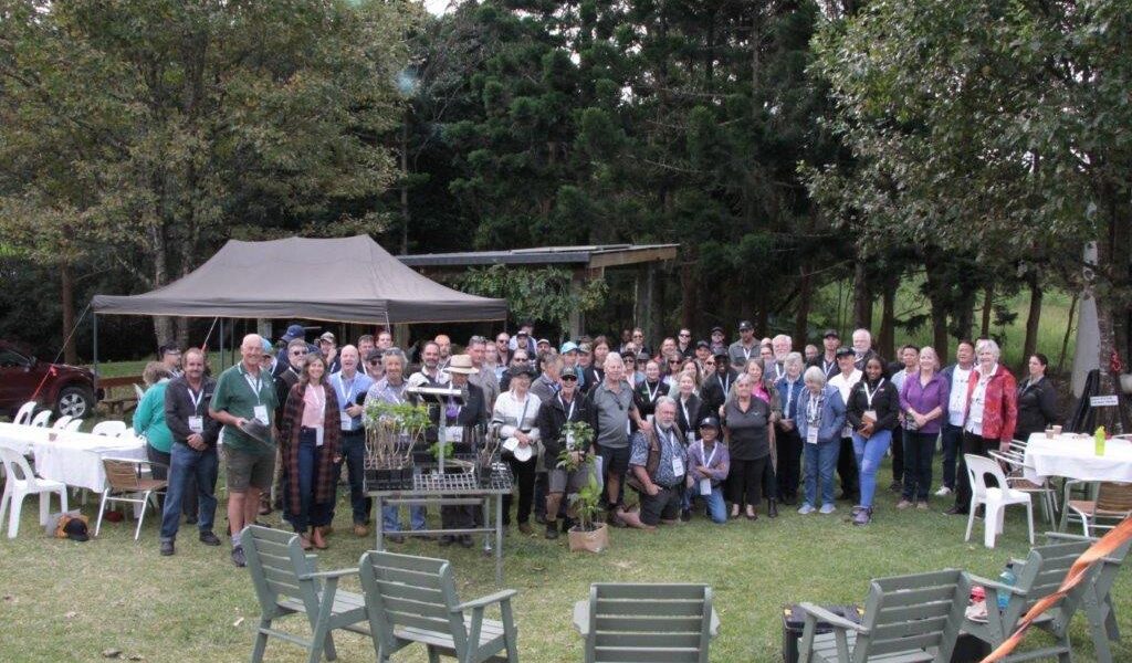 After a healthy lunch at Parkers Place and a grafting demonstration by Des Boorman, delegates group together for a photo