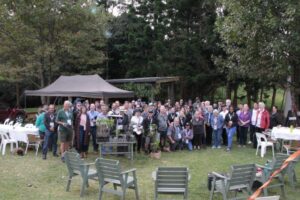 After a healthy lunch at Parkers Place and a grafting demonstration by Des Boorman, delegates group together for a photo