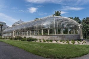 The historic Curvilinear Range glasshouse at the National Botanic Gardens in Dublin, Ireland (Image: William Murphy via Flickr, CC BY-SA 2.0)