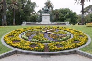 The Floral Clock at Queen Victoria Gardens, Melbourne (Image: Stefan Schäfer, Lich via Wikimedia Commons, CC BY-SA 4.0).