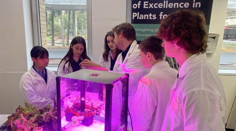 Frazer Thorp (Plants for Space) engaging with Growing Beyond Earth students at an immersion experience at La Trobe University