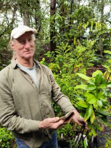 Volunteer Larry Corbett using Hortis on his mobile phone (Image: Rhonda Sorenson)