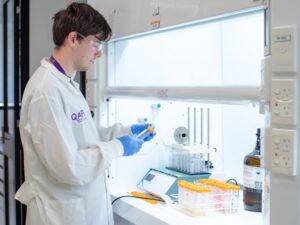 Joel Johnson in the laboratory at UQ (Copyright: Natalie MacGregor, UQ)