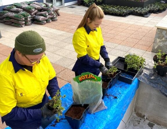 Evergreen Infrastructure employees Madison Slocombe (L) and Taylor Casey (R) receiving on-site training (Image: Evergreen infrastructure)